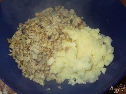 В картофель добавить обжаренный фарш с луком и хорошо перемешать.
