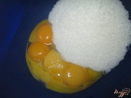 Отделяем желтки от белков. Желтки перетираем с сахаром. Белки  взбиваем с щепоткой соли в отдельной посудине в крепкую пену.