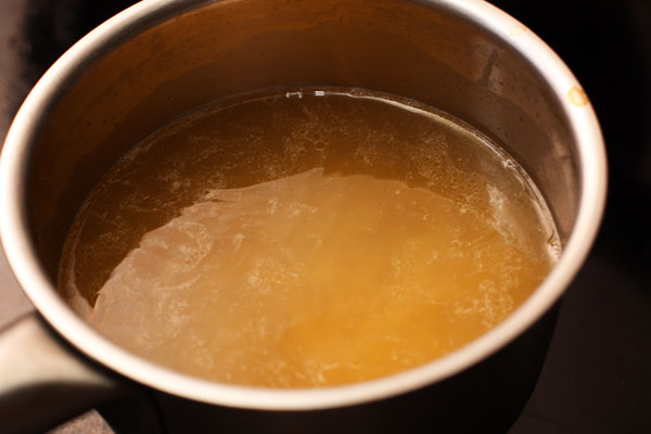 Если вы не собираетесь готовить суп из всего объема бульона, то отлейте нужное количество в небольшую кастрюлю, доведите до кипения и добавьте вермишель (в ингредиентах количество указано на весь объем продуктов). Варите 3-5 минут до готовности.  <br>Оставшийся бульон можно разделить на порции и заморозить.