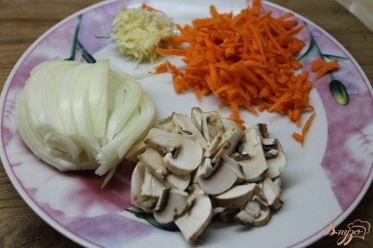 Лук нарезать полукольцами, морковь и чеснок натереть на терку, грибы нарезать мелкими дольками.