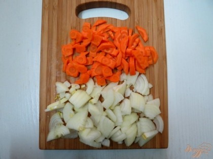 Лук нарезаем четверть кольцами, морковь мелкими кусочками.