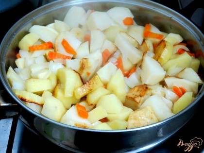 Когда картофель приобретёт местами золотистый цвет, добавим к нему лук и морковь и продолжаем жарить вместе. Все продукты делим на 2 части. Будем вкладывать всё по 2 раза.