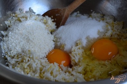 Выбить 1 или 2 яйца (зависит от размера яйца) , добавить сахар и кокосовую стружку.