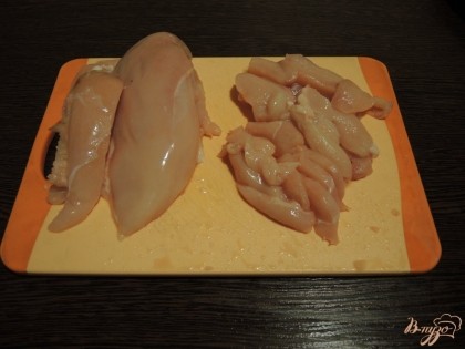 Куриную грудку, выдерживая толщину, также нарезаем мелкими кусочками.