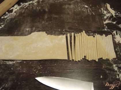 Режем тесто на полоски с толщиной 3-5 мм.