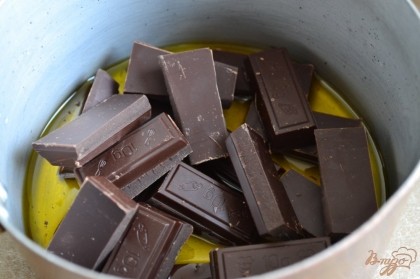 В сотейнике  с оливковым маслом растопить шоколад.