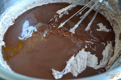 Шоколадную смесь вылить в тесто. Перемешать.