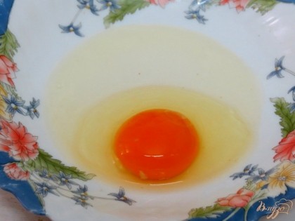 Яйцо разбиваем в тарелку, солим, перчим.
