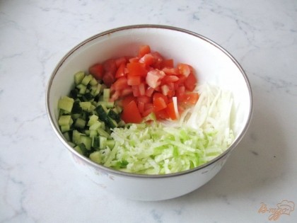Выкладываем наши овощи в миску.