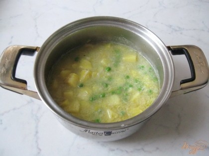 Для придания вкусовых качеств и весеннего оттенка я добавила немного мороженого зелёного горошка. Варим суп до готовности.