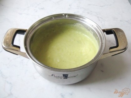 Когда суп готов, пусть слегка остынет. Взбиваем его блендером или миксером до пюреобразного состояния.
