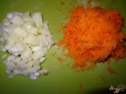 Лук мелко порезать, морковь натереть на терке.