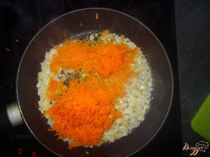 Морковь и лук немного притомить на сковороде на растительном масле.