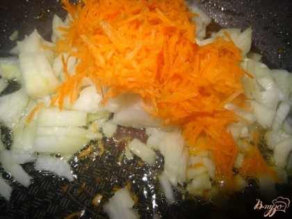 Далее делаем заправку к фаршированному перцу. Лук и морковь обжарить на сковороде.