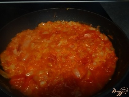 Добавить томатную пасту и тушить 3 минуты на медленном огне.