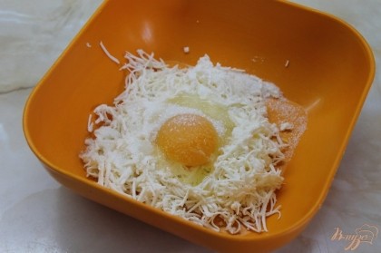К сыру добавить муку, яйцо, сахар и соду гашенную уксусом.