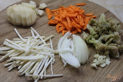 Сельдерей и морковь нарезать тонкой соломкой, картофель средним кубиком, чеснок мелким кубиком, лук нарезать полукольцами. Цветная капуста у меня была уже заранее подготовленная и нарезанная на соцветие.