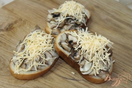 Чесночные бутерброды с грибами и сыром