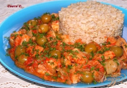 Рыба с овощами и оливками с рисом на гарнир