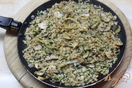 Рис с соевым соусом грибами и зеленым луком