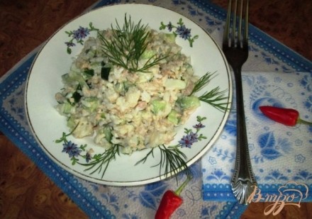 Рисовый салат с консервированным тунцом