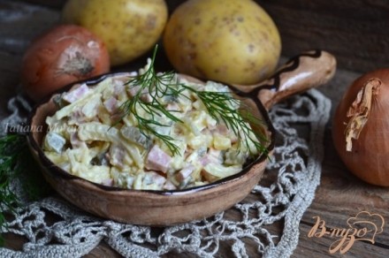 Картофельный салат с маринованным луком