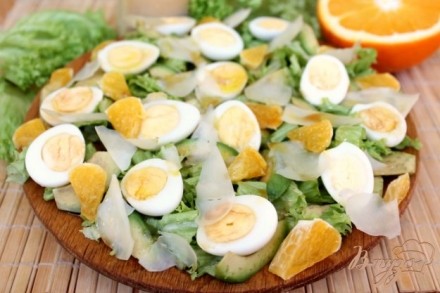 Салат с авокадо и перепелиными яйцами