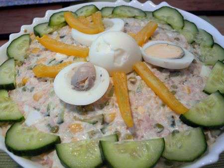 Салат из риса, тунца, горошка и кукурузы