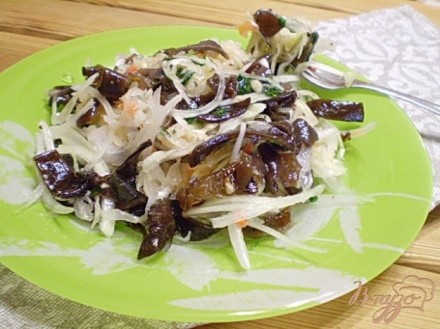 Салат с китайскими грибами и квашенной капустой.