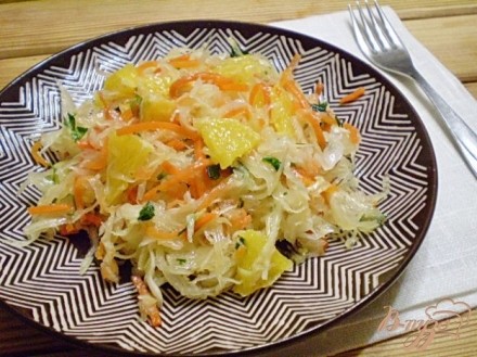 Салат из капусты, моркови и апельсина