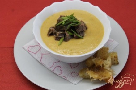Суп пюре с гороха с окорочком и сырными гренками