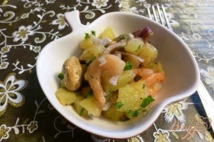 Салат с картофелем и морепродуктами