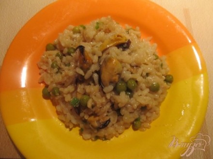 Рис с мидиями и зеленым горошком
