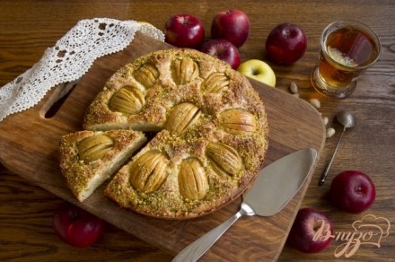 Ароматный яблочный пирог с пряностями и фисташками