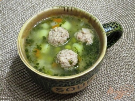 Суп с фрикадельками и зеленым горошком
