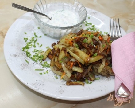 Картофель по-сельски с сметанным соусом