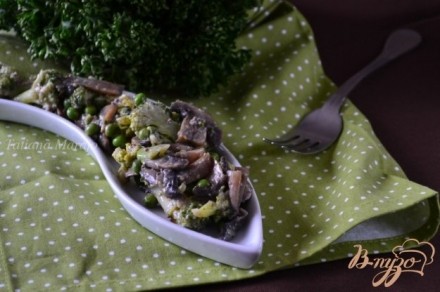 Грибной салат с зеленым горошком и брокколи