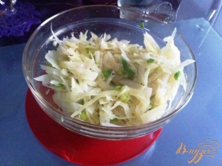 Салат из моченой капусты с зеленым луком