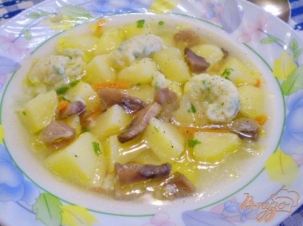 Суп с грибами, клецками и зеленью