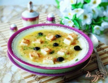 Постный гороховый суп с гренками и маслинами