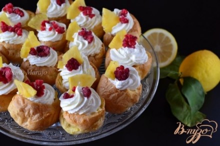 Заварные пирожные с лимонным кремом и фруктами