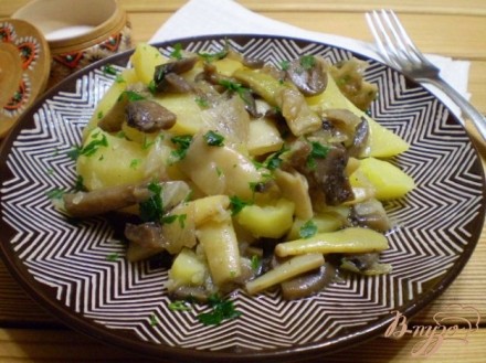 Картофель с грибами и стручковой фасолью