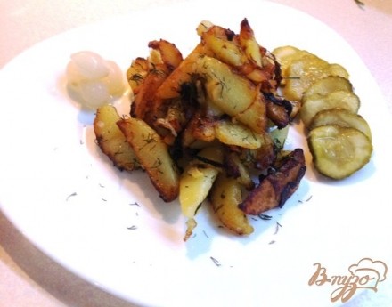 Жареный картофель с чесноком и луком