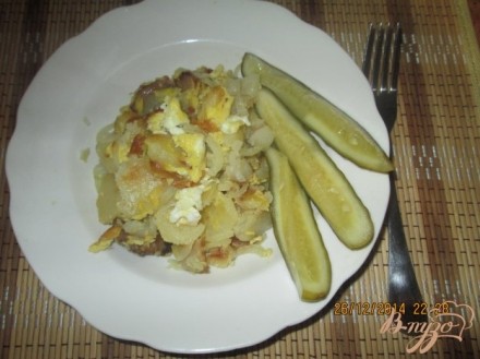 Жареная картошка с яйцом, луком и чесноком