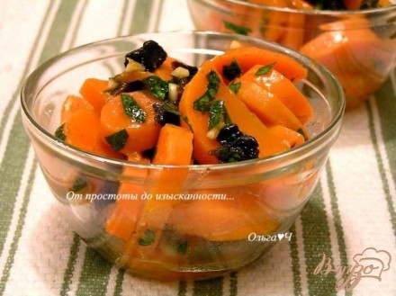 Теплый салат из моркови с черносливом