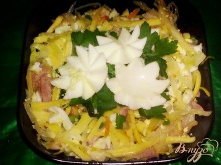 Салат из квашеной капусты с яйцом и грудинкой