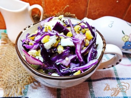 Салат из фиолетовой капусты с яйцом