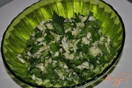 Салат из капусты и зелени