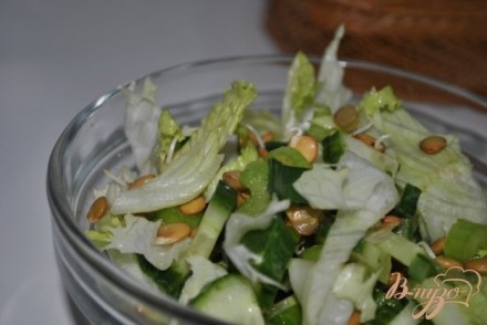 Салат с пророщенной чечевицей и зеленью