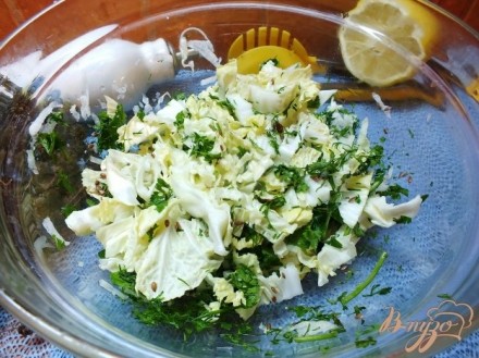 Салат овощной с изюмом и кунжутным маслом